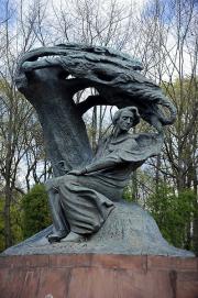Pomnik Chopina w Łazienkach, dzieło Wacława Szymanowskiego; Źródło: Cezary Piwowarski / Wikimedia Commons / http://creativecommons.org/licenses/by-sa/3.0/deed.pl / http://creativecommons.org/licenses/by-sa/2.5/deed.pl / http://www.gnu.org/copyleft/fdl.html