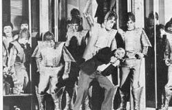 Scena z napisanego w 1920 r. przez Karela Čapka dramatu „R.U.R”(skrót od: Uniwersalne Roboty Rossuma, cz.: Rossumovi univerzální roboti), przedstawiającego fantastyczną wizję rewolty sztucznej inteligencji przeciw ludziom. W sztuce użyte zostało po raz pierwszy słowo „robot”, którym autor określił stworzone przez ludzi sztuczne organizmy i które utrwaliło się następnie na całym świecie; źródło: Wikimedia Commons, licencja: Wolne Dzieło (http://en.wikipedia.org/wiki/File:Capek_RUR.jpg)